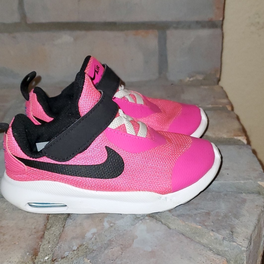 Girls Nike shoes size 7c